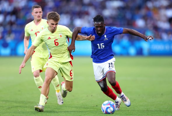 掘金主场有几位小球迷举牌支持威少：拉塞尔拿MVP